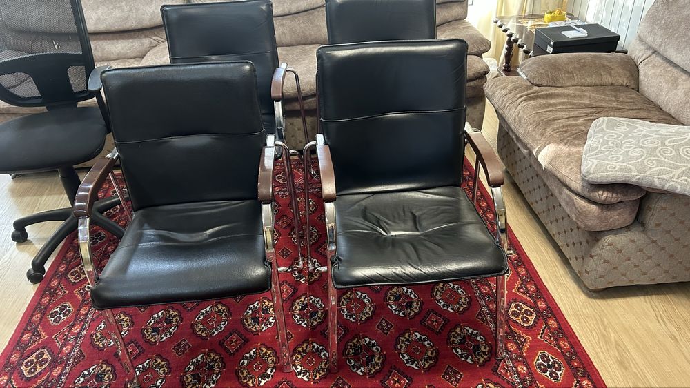 Офисные стулья для клиентов и сотрудников