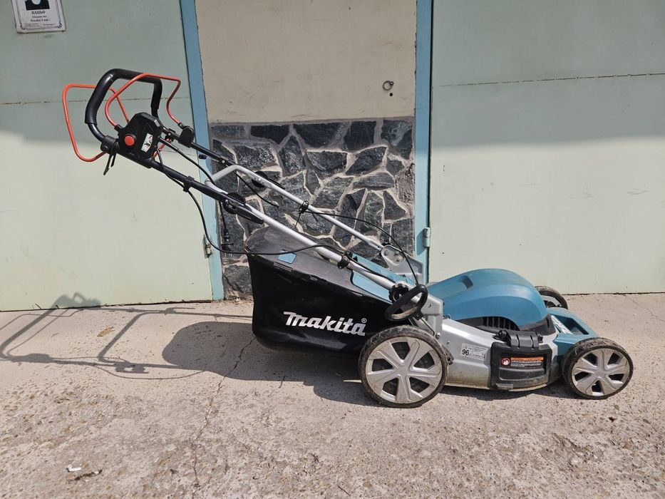 Електрическа косачка Makita