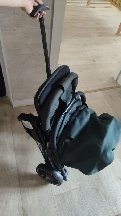 Коляска детская  зелёного цвета