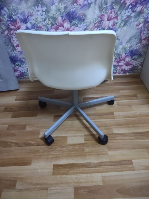 Продам писменный стол со стулом.