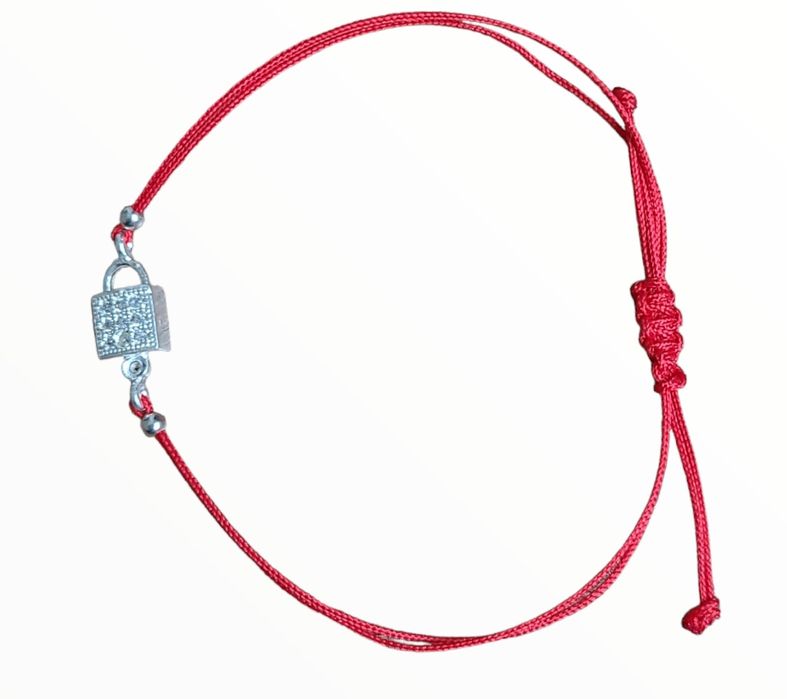 Червен конец със сребърни фигурки