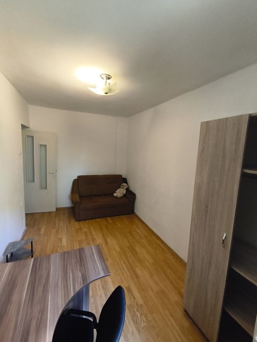 Închiriez cameră în apartament cu 3 camere