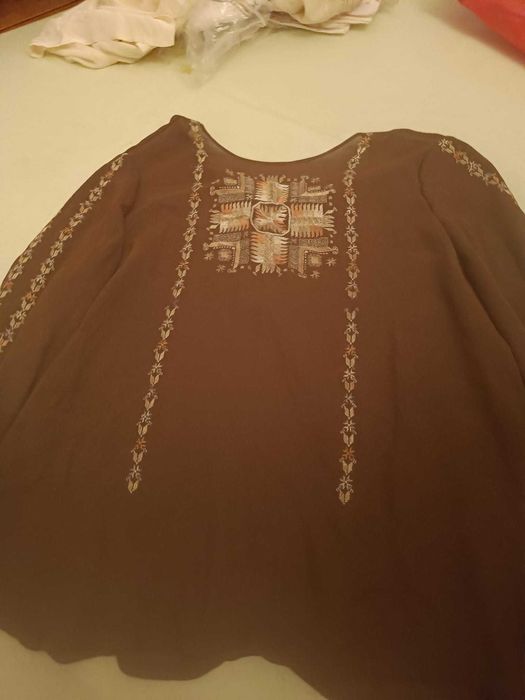 Costume populare lucrate manual.