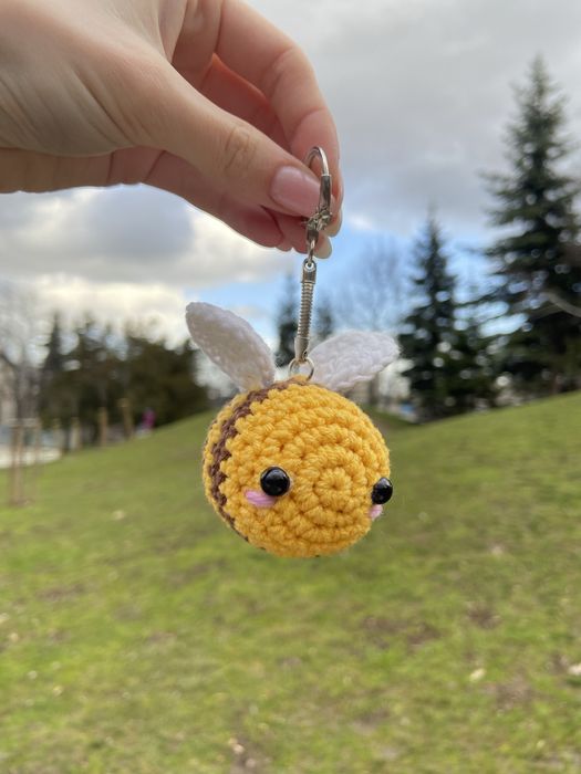 Ръчно плетен ключодържател пчеличка