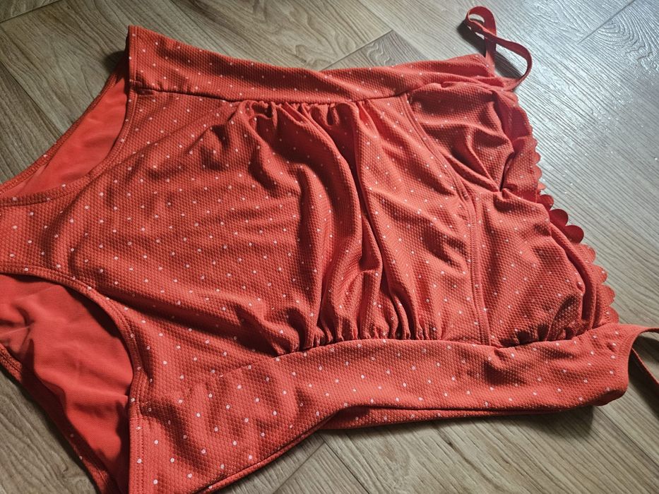 Costum de baie dintr-o singura piesa