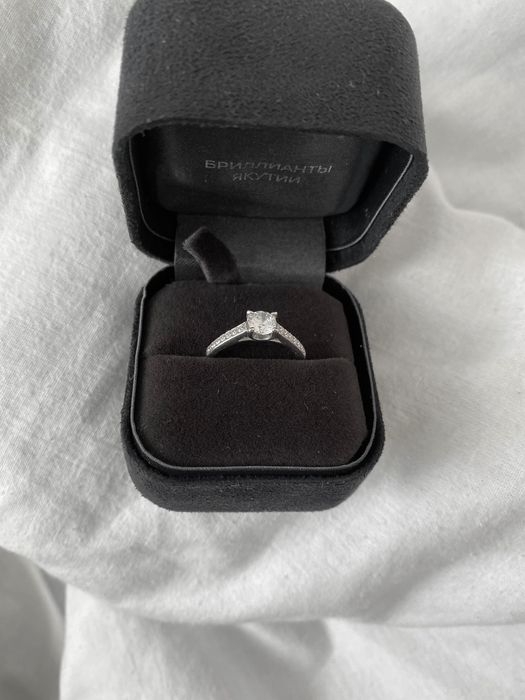 Кольцо с бриллиантом