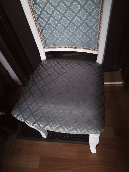 продам стул бу устойчивый деревянный