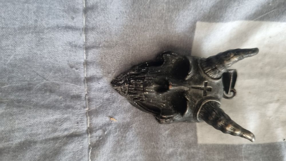 Медальон демон .