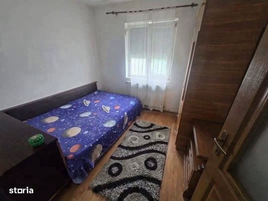 De vanzare apartament cu 3 camere, situat central. Pret : 45000euro
