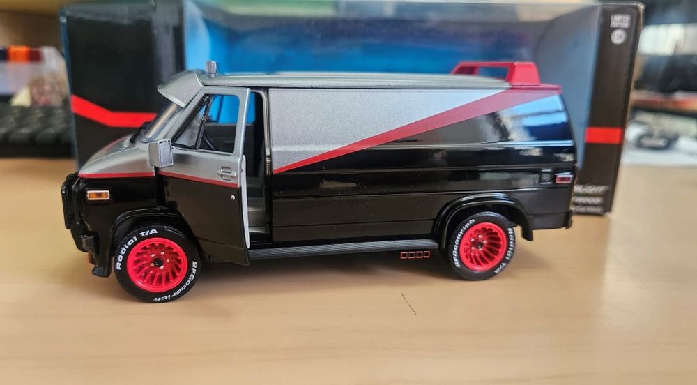 Macheta GMC Vandura (1983) Greenlight The A-Team (Echipa de șoc).
Scara: 1:24