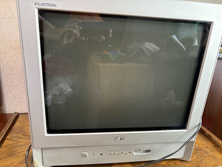 Отдам даром тумбочки и телевизор