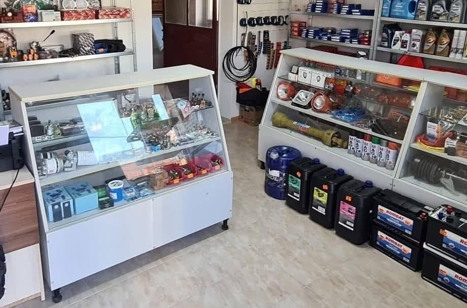 Vitrină din pal cu sticlă