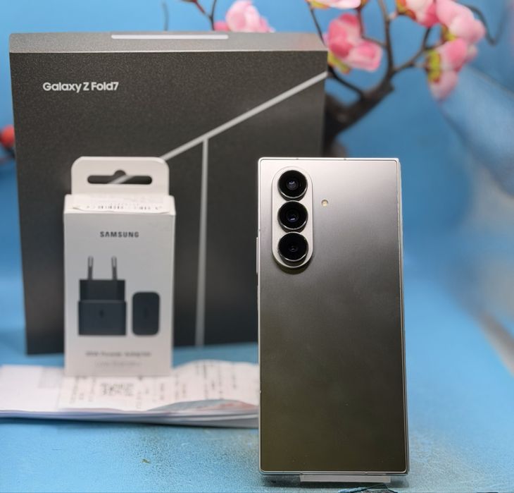 ГАРАНЦИОНЕН!!! Samsung Galaxy Z Fold7, 12GB RAM, 512GB, 5G, Silver Shadow + подарък адаптер