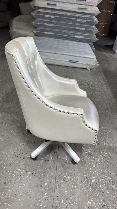 Кресло белое офисное