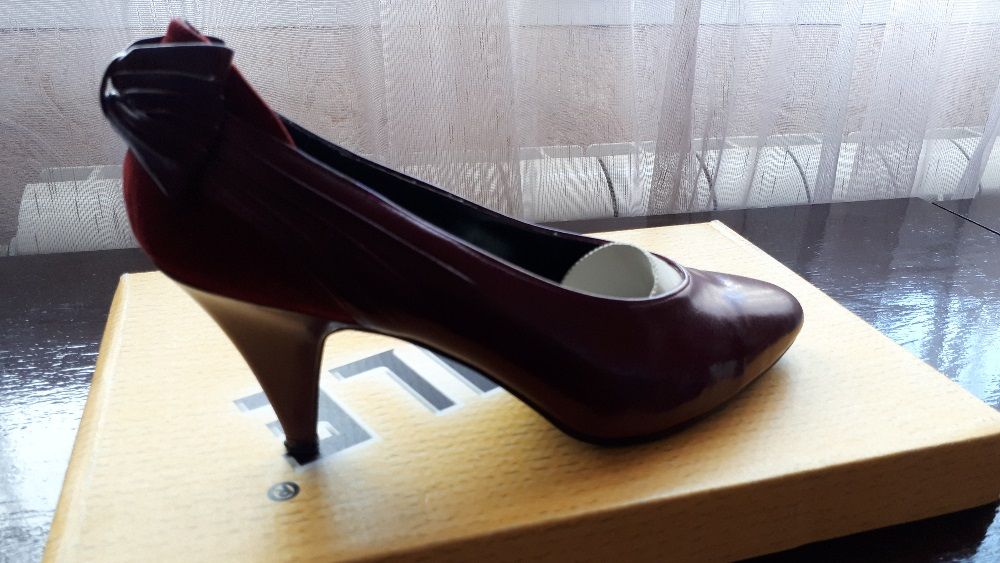 Обувки дамски тъмно червени , официални, с панделка отзад.