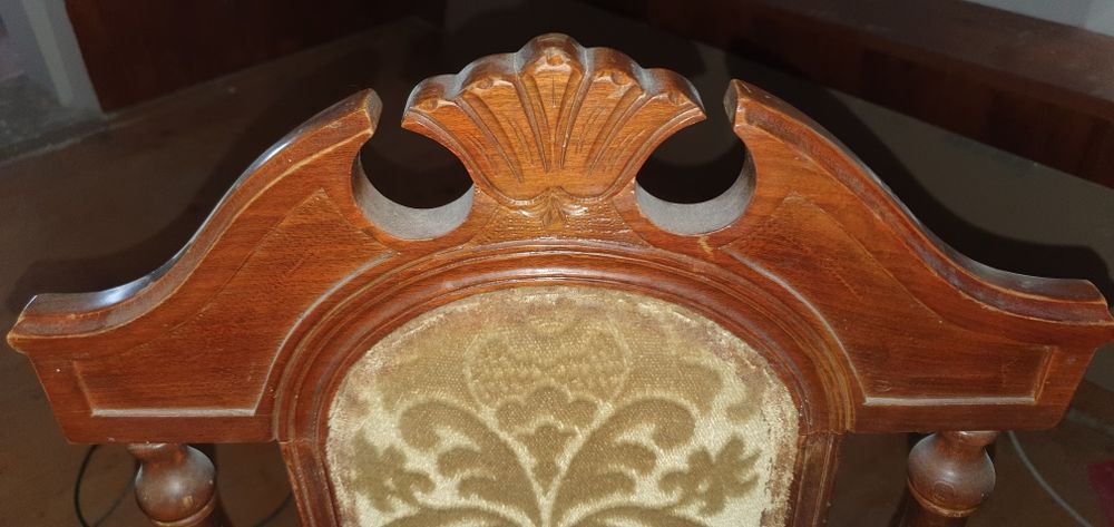 Masa din lemn masiv și scaune vintage sculptate manual