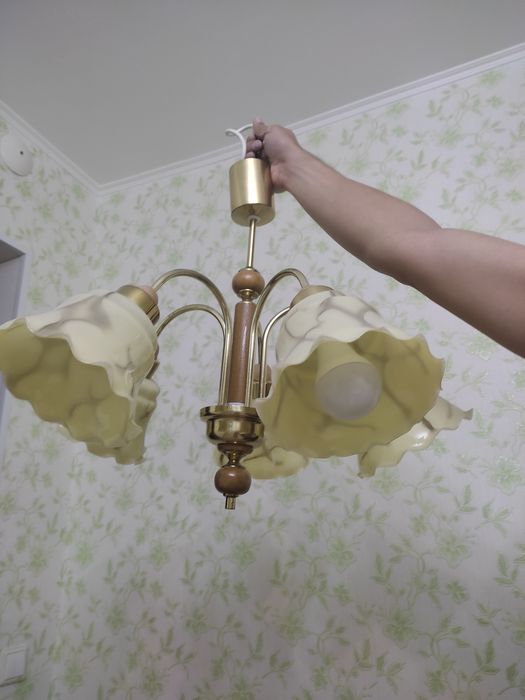 Продам люстру в хорошем состоянии