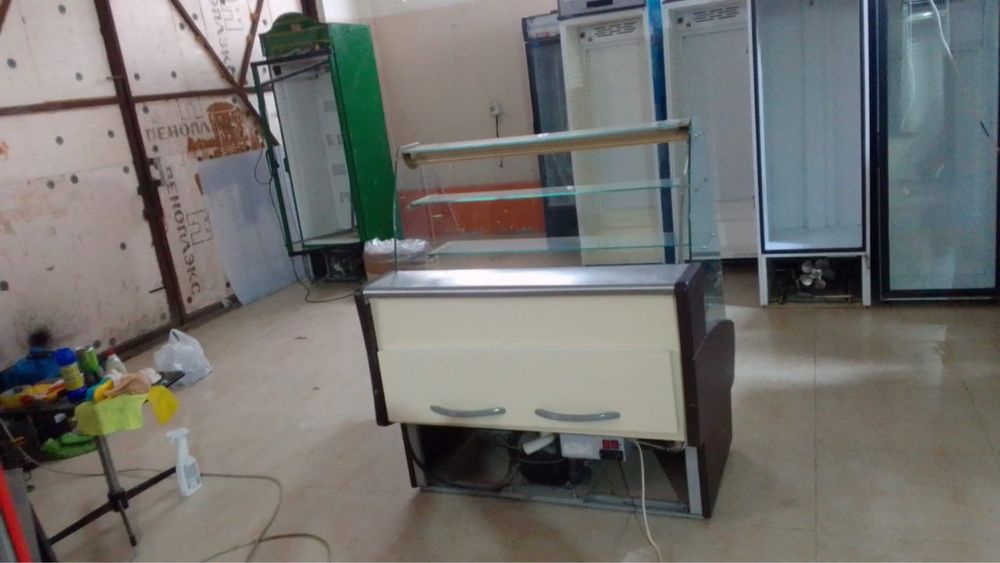 Витринный кондитерский холодильник