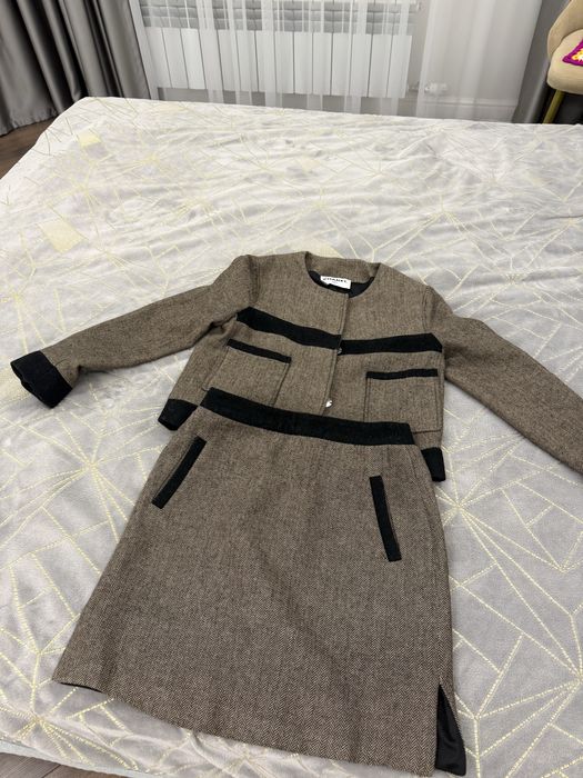 Костюмы юбочные.