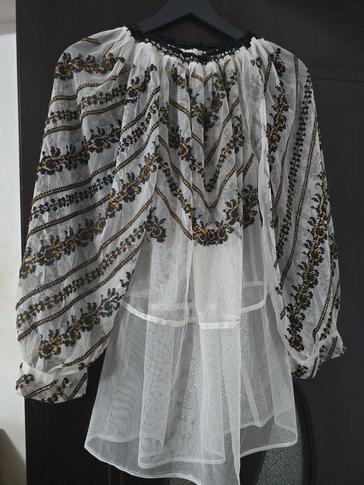 Ie cusuta pe perdea negru cu auriu