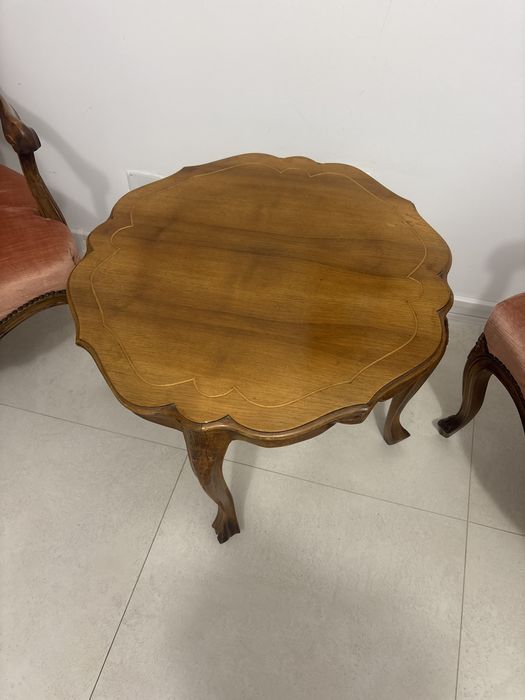 Set Vintage Stil Louis XV – 2 Fotolii Catifea Somon și Măsuță Cafea