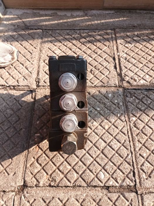 Продавам нов хидравличен разпределител РХ 80 Bosch