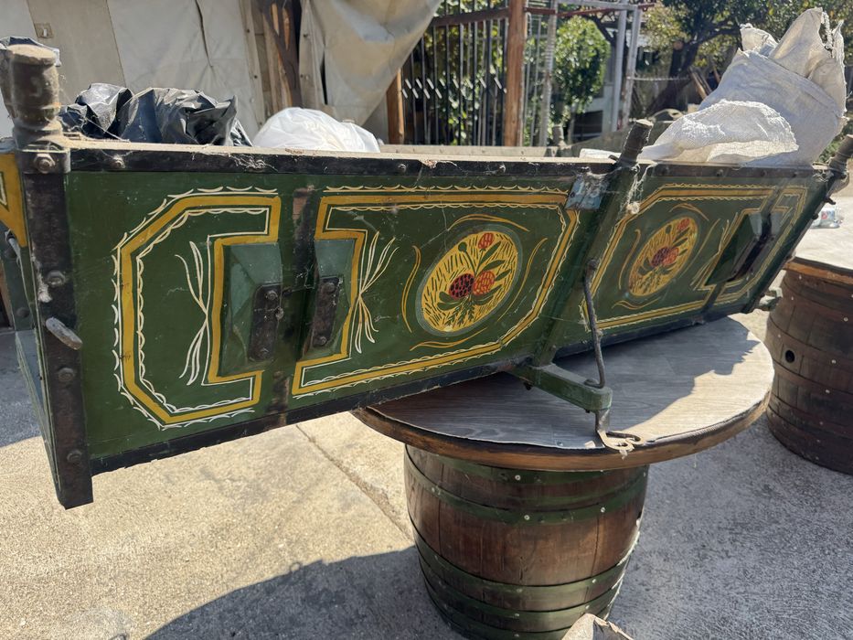 Сандък от каруца в перфектно състояние с метален обков