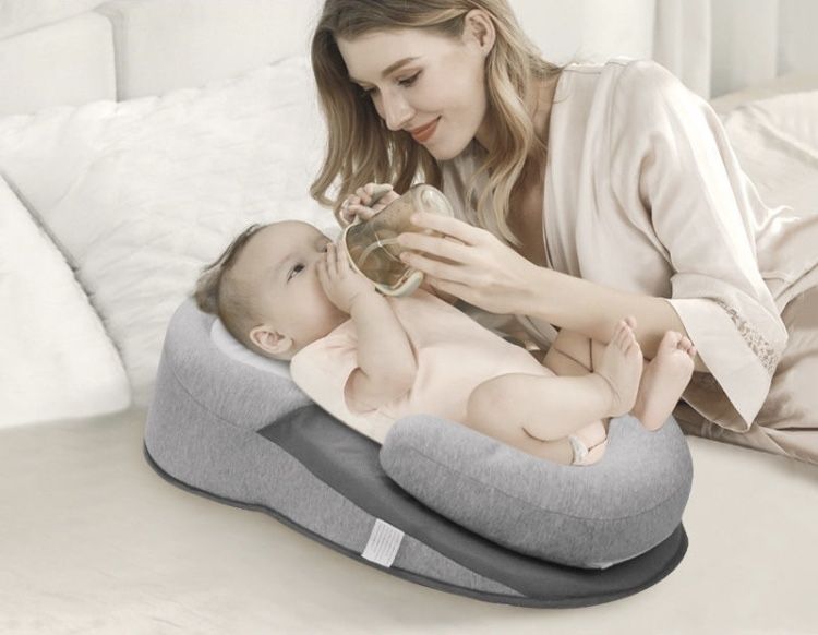 Клиновидна подушка кокон для младенце