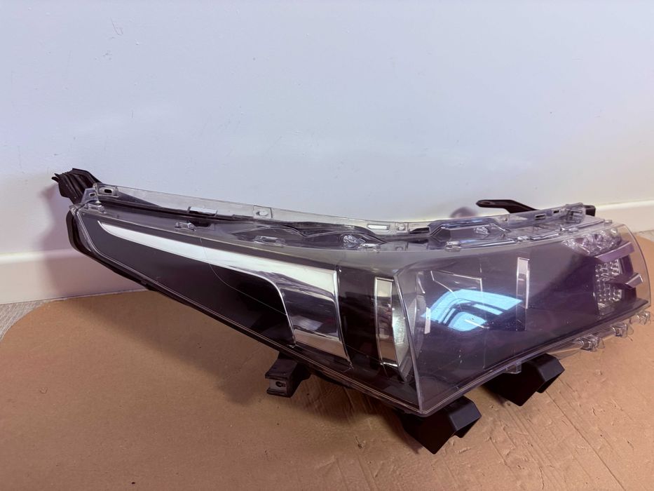 Far dreapta halogen led Toyota Corolla dupa 2013 cod 81110-02E71-00