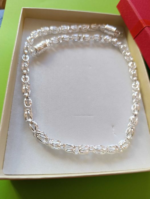 Нов,сребърен ланец,дълъг и здрав. 7 модела,налични.В кутия за подарък.