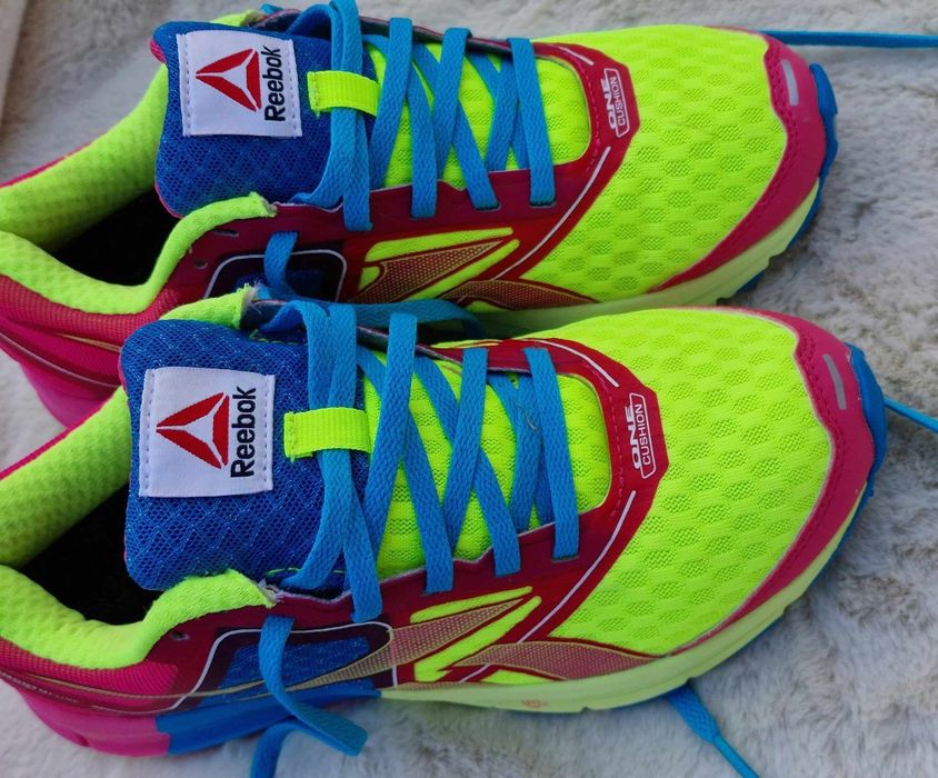Reebok оригинални дамски сникърсинс електрикови цветове  36 номер