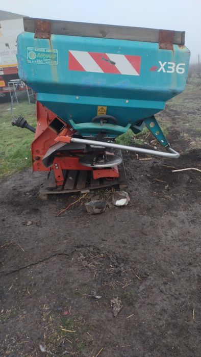 Distribuitor ingrasamant , meau Sulky x36 an 2009 capacitate 2 tone