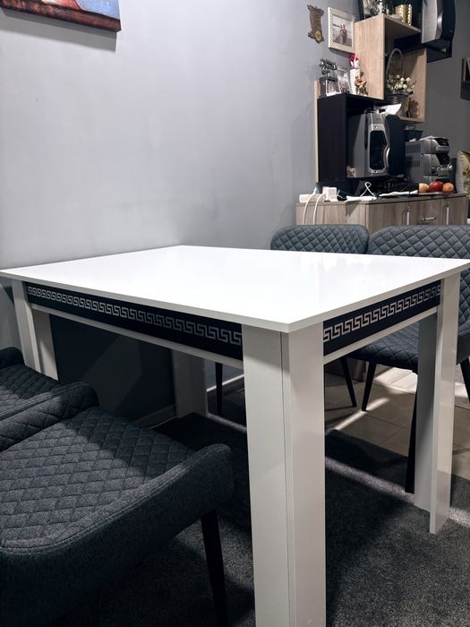 Трапезна маса бял гланц