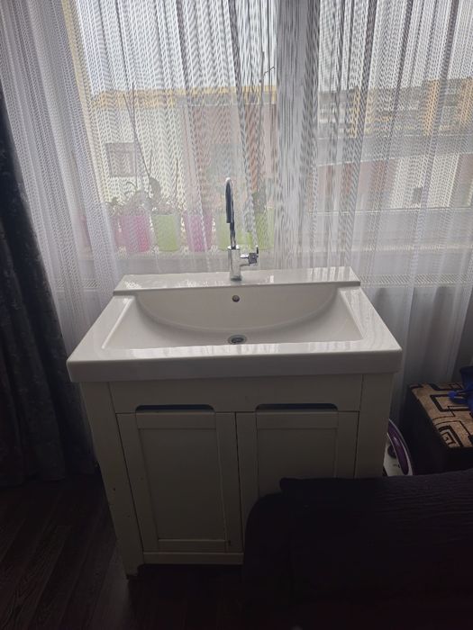 Vând chiuveta cu corp