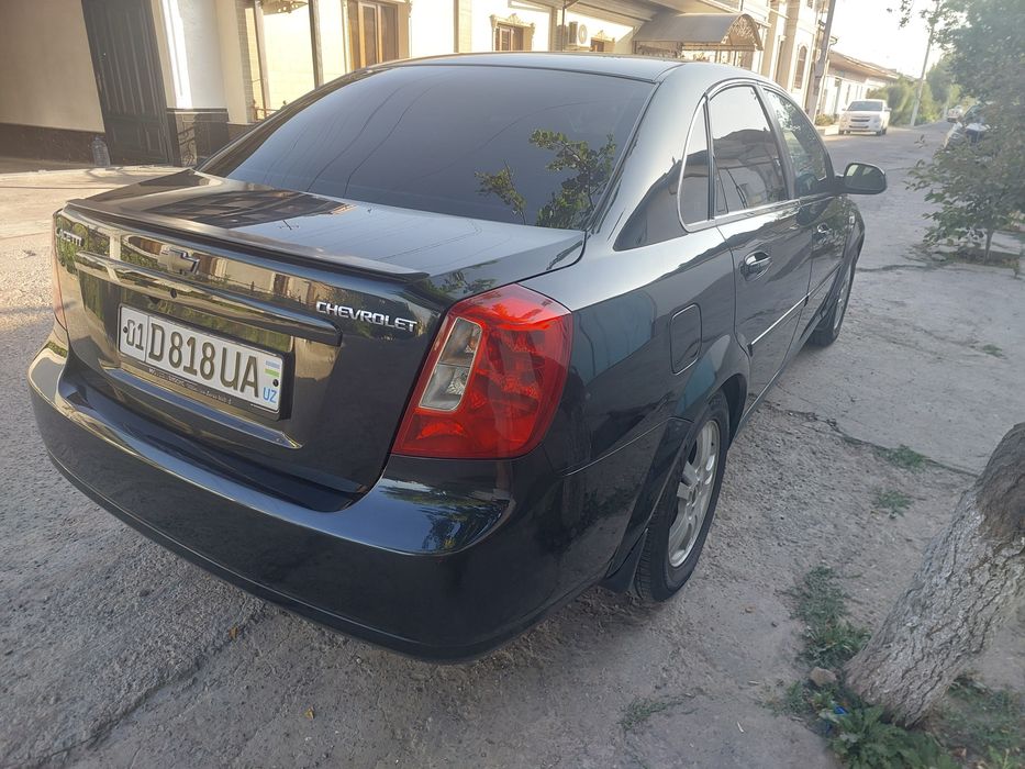 Lacetti 1.8 sotiladi