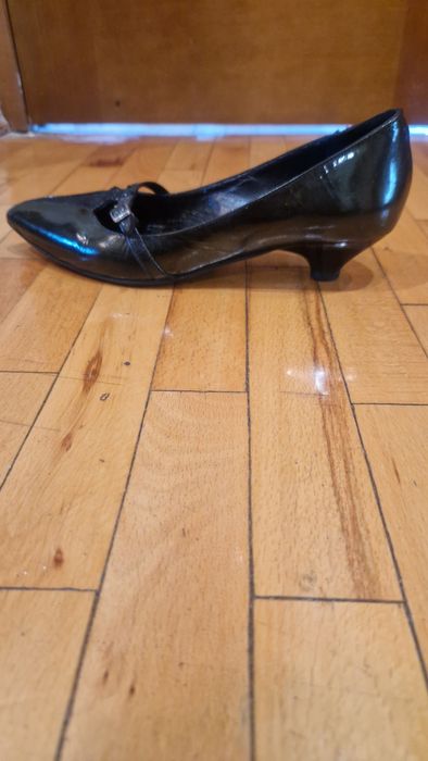 Продаются женские туфли