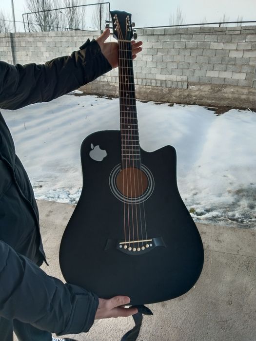 Черный мощный гитара