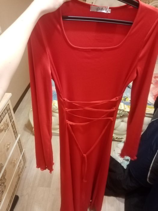 Продам красное платье в рубчик