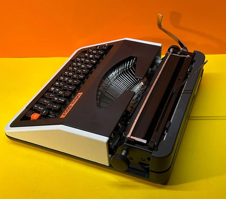 Чисто нова Пишеща Машина Хеброс 1300 F клавиатура Латиница  Обслужeна