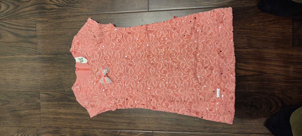 Платье розовое с пойетками на 5-6 лет новое