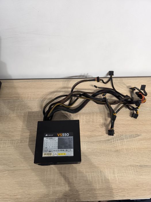 Carcasa PC gaming cu sursa Crosair VS550