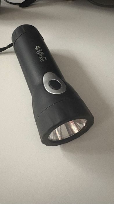 Lanternă LED reîncărcabilă – încărcare dinamică + USB