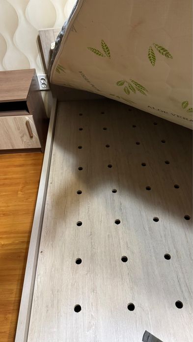 Кровать с матрасом 160х200