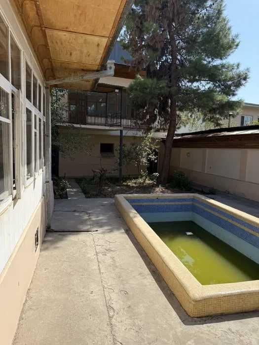 ЛАБЗАКда 6 хонали ховли ижарага берилади, хостелга хам.