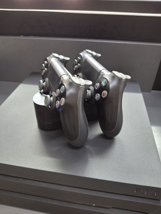 PlayStation 4 Pro  2 manete/stație încărcare