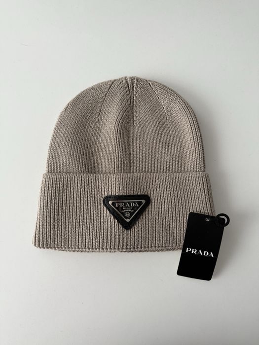 Fes dama  nou cu eticheta