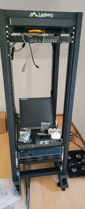 Rack Open Frame Lanberg 32U pe roți (Se vinde GOL) + BONUS unitate ventilatoare