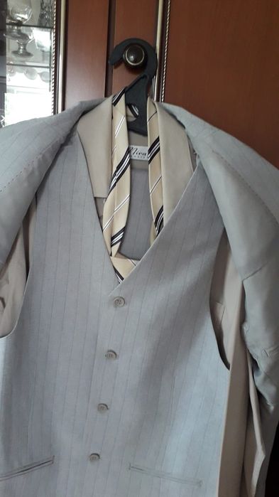 Костюм мужской тройка