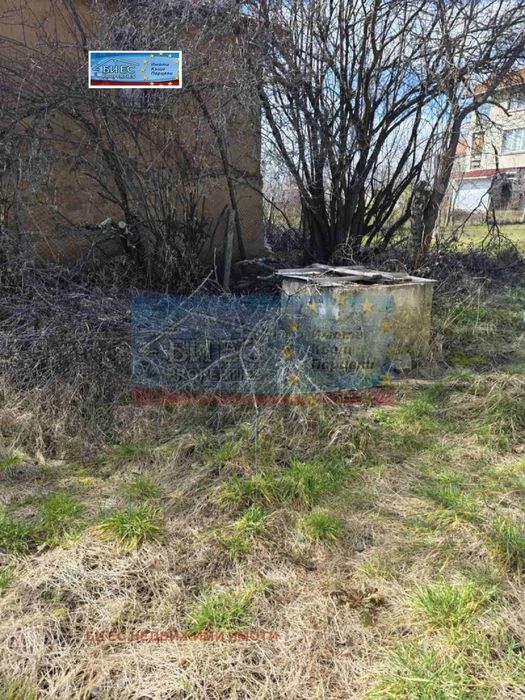 УПИ в с. Кошарево 420 м² със собствен водоизточник и 2 гаражни клетки