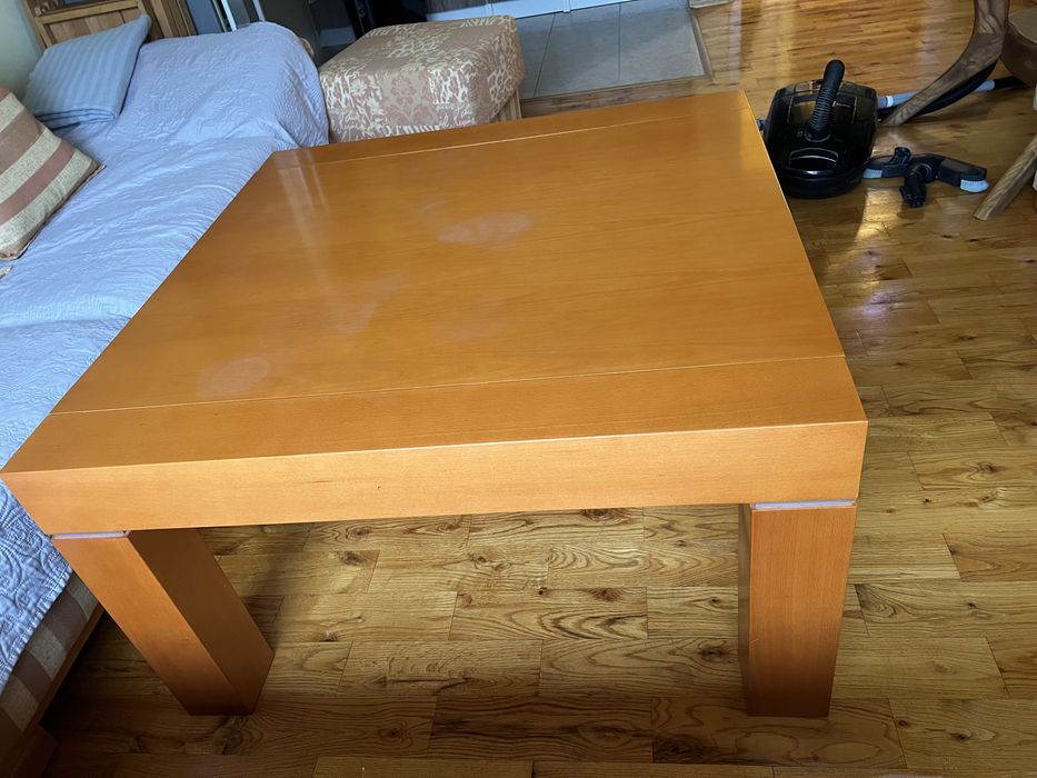 Масивна дървена маса